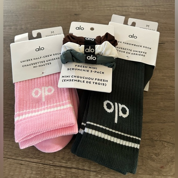 ALO Yoga Accessories - ALO BUNDLE - Socks & Scrunchies